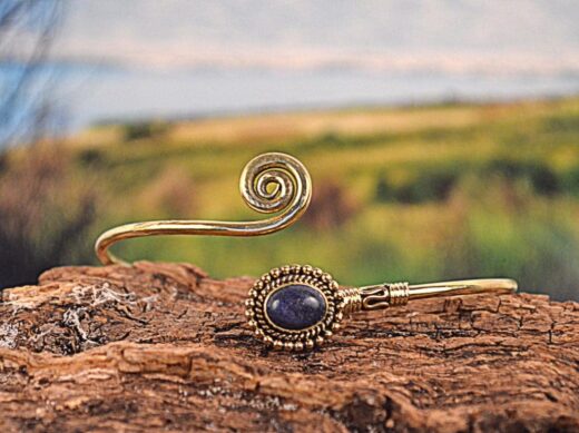 armreif-gypsy-messing-blauer-edelstein