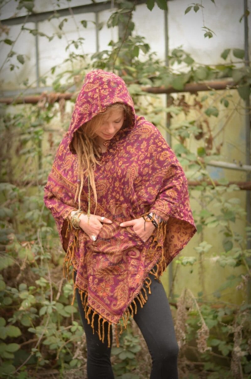 poncho-mit-hoodie-rosa-kapuze