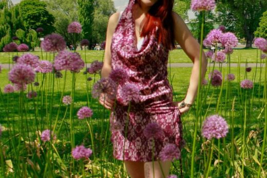 kleid-gemustert-gebluemt-berry