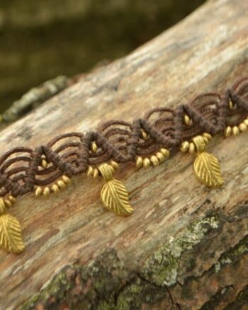 fußkettchen-makrame-handmade-fairmade-braun-federn