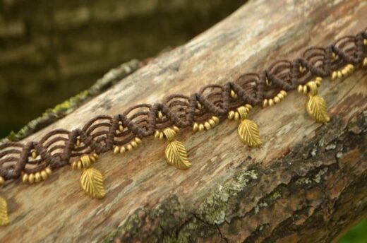 fußkettchen-makrame-handmade-fairmade-braun-federn