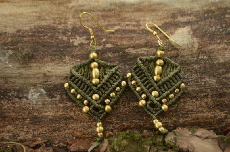 ohrringe-hippie-makrame-boho-olive-gruen-messing