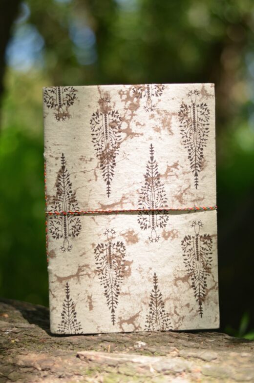 buch-deko-natur-symbol-hippie-boho-style-beige-weiss-farn-pflanze