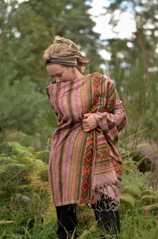 yak-schal-poncho-gemustert-hippie-fashion