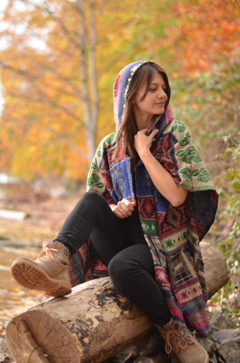 poncho-wolle-hoodie-bunt-gebluemt-yak-schal