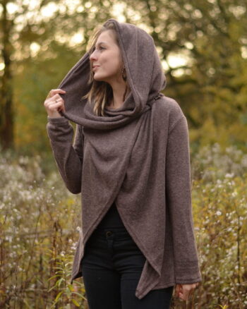 poncho-jacke-kapuze-grosser-kragen