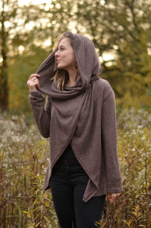 poncho-jacke-kapuze-grosser-kragen