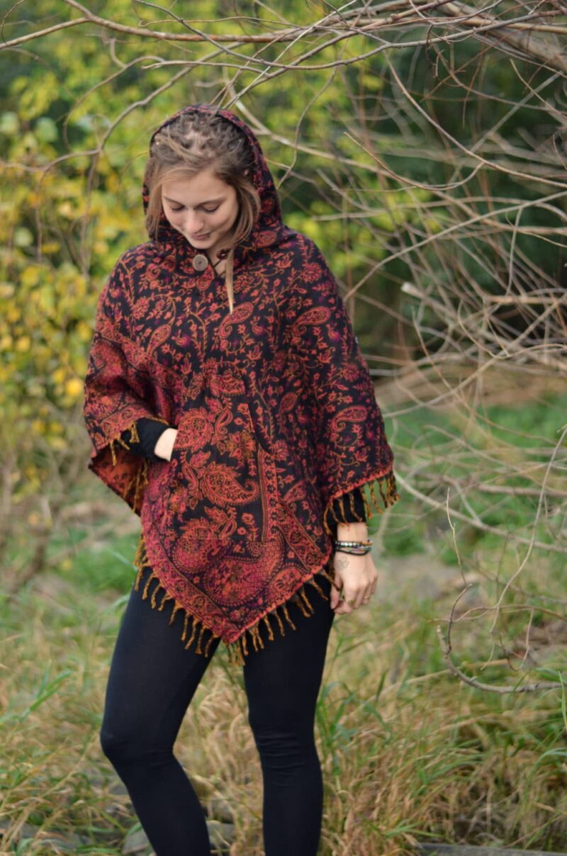 poncho-yak-mit-kapuze-winter