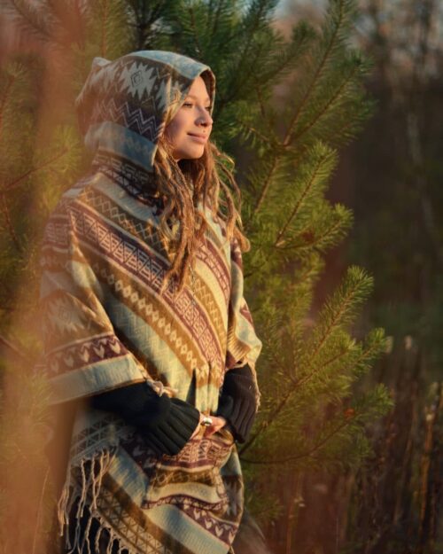 poncho-mit-kapuze-beige