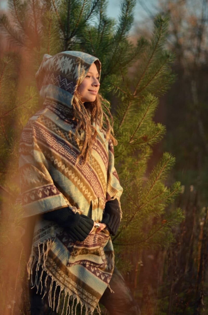 poncho-mit-kapuze-beige
