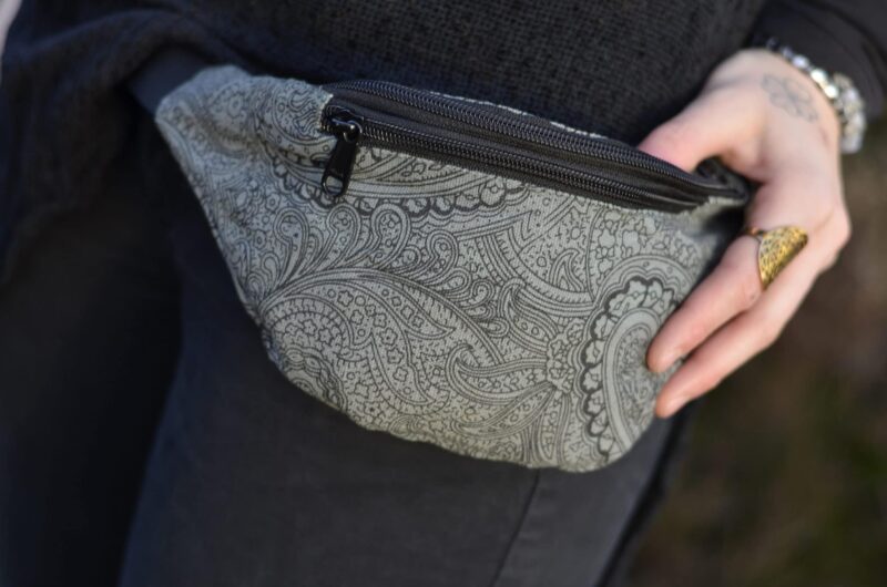 guerteltasche-paisley-muster-grau