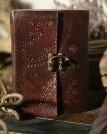 leder-buch-schnalle-messing-hangearbeitet