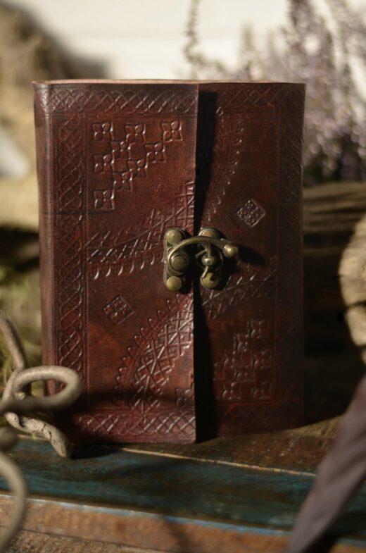 leder-buch-schnalle-messing-hangearbeitet