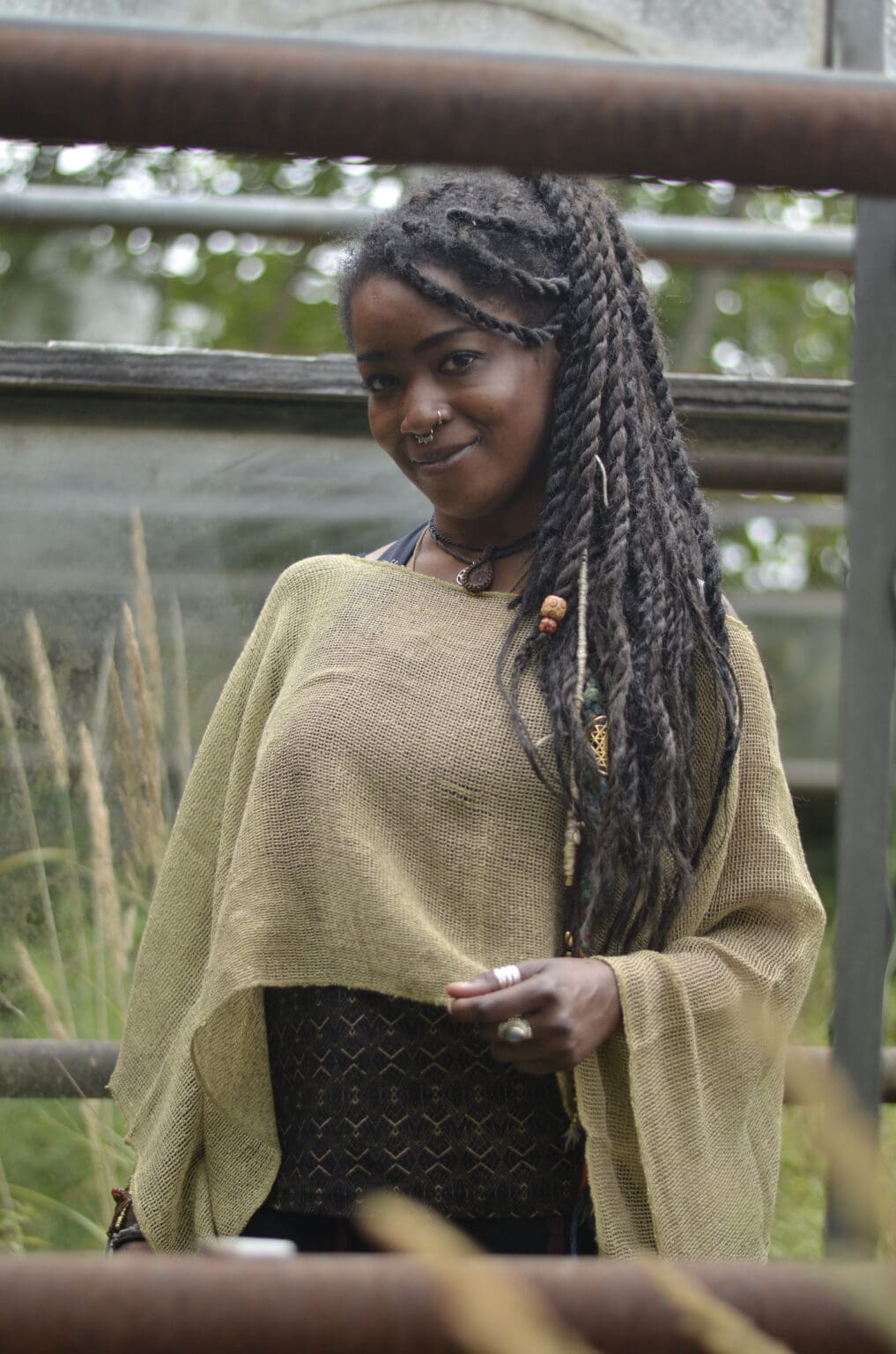 poncho-hippie-mode-fair-produziert-erdfarben