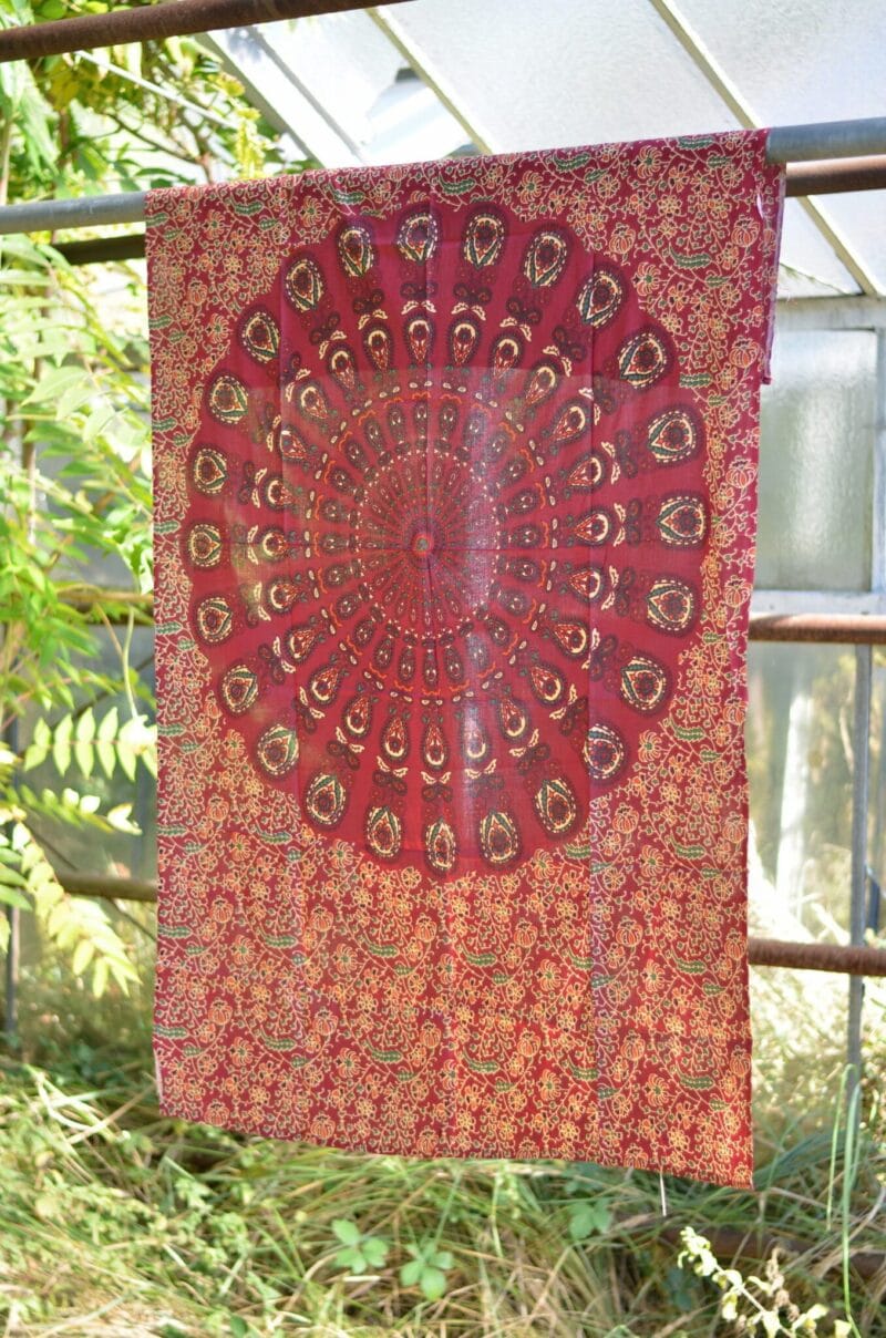 wandtuch-sarong-mandala-rot