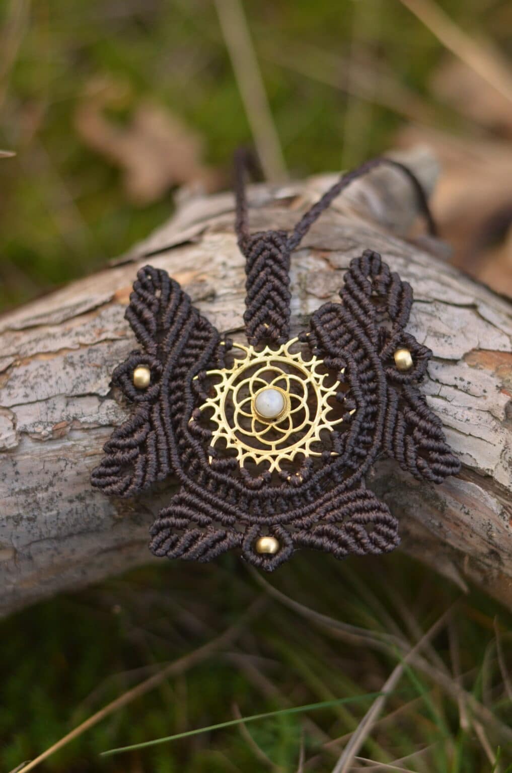 symbol-yoga-schmuck-fairtrade-handmade-braun