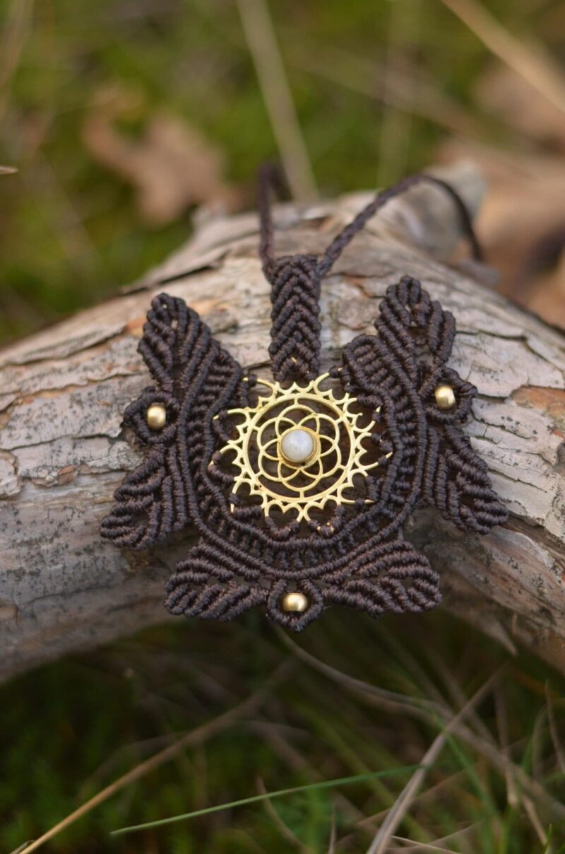 symbol-yoga-schmuck-fairtrade-handmade-braun