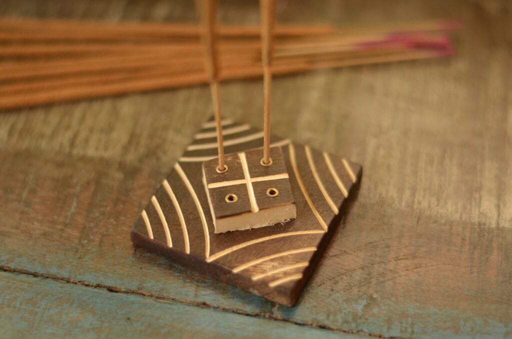 raeucherstaebchen-halter-holz-yoga-style