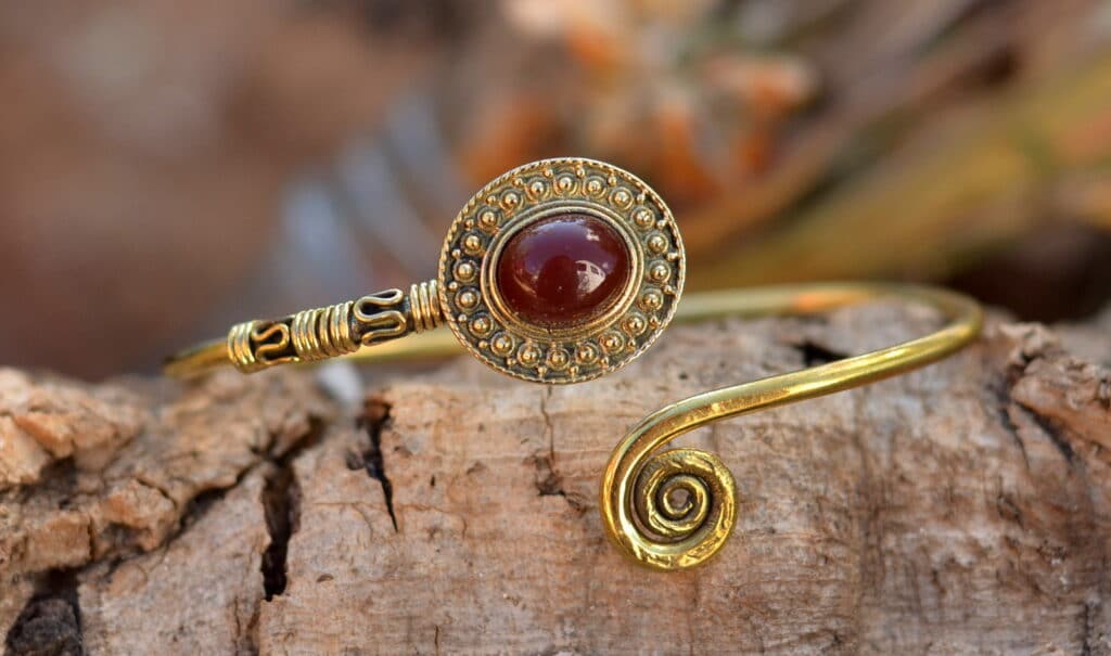 armreif-spiralen-symbol-schmuck-ethno