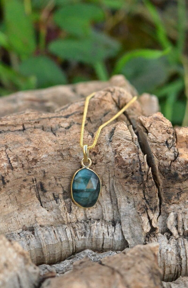 edelstein-kette-laboradith