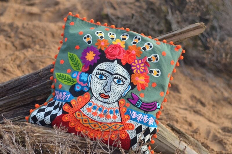 frida-kalho-kissen-bestickt-handmade