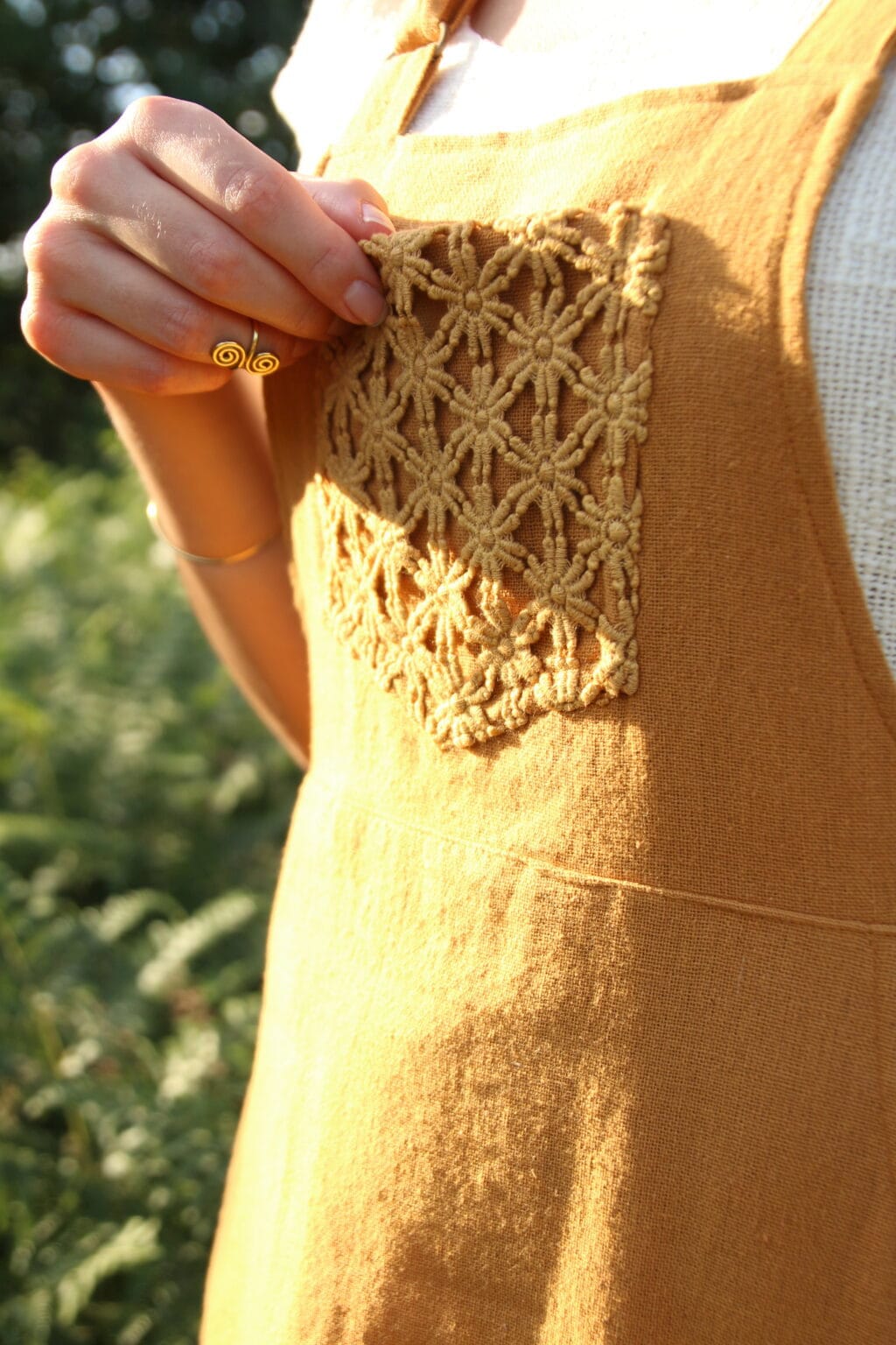 latzkleid-alternativ-hippie-chic-maisgelb