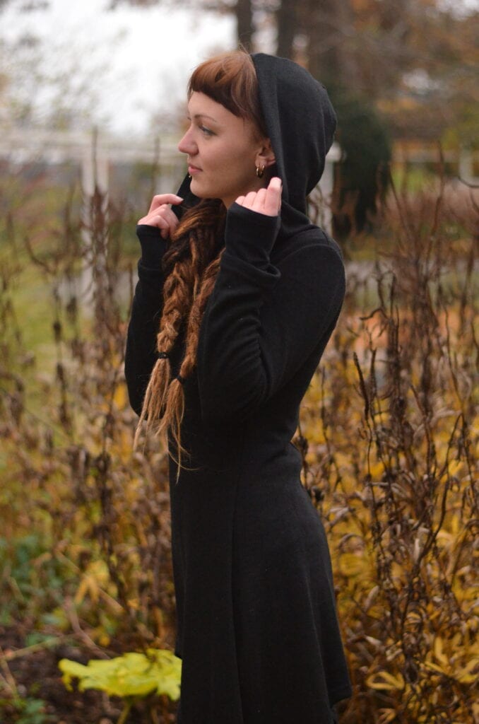 hoodie-kleid-schwarz-winter-kleidung