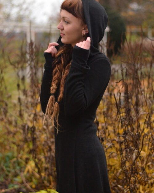 hoodie-kleid-schwarz-winter-kleidung