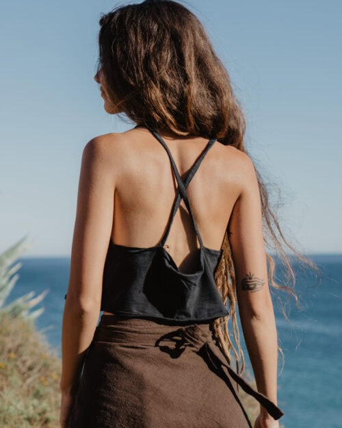 bauchfreies-top-natuerlicher-look