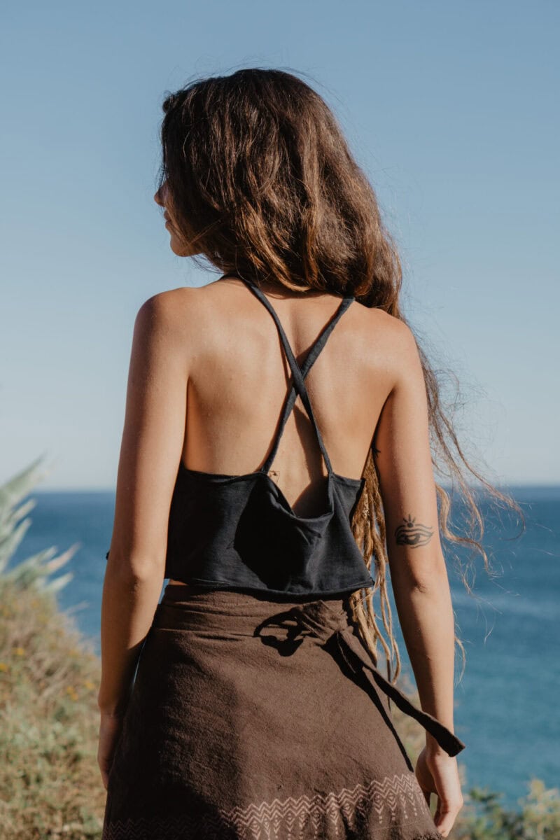 bauchfreies-top-natuerlicher-look