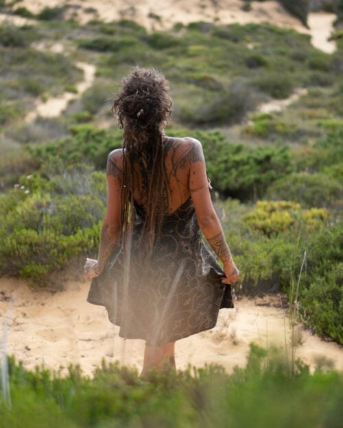 rueckenfreies-kleid-hippie-schwarz