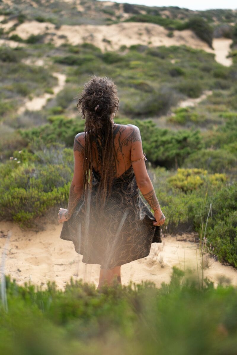 rueckenfreies-kleid-hippie-schwarz