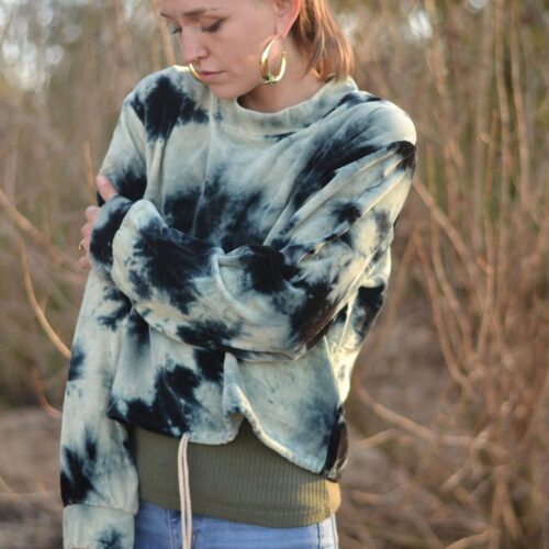 fleece-pulliver-mit-batik-muster-blau