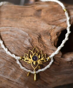 Erwecke deine innere Ruhe und Harmonie mit dieser handgefertigten Makramee Kette, die sich perfekt als Choker oder zarte Tiara tragen lässt. Der faszinierende Lotus-Anhänger aus Messing symbolisiert Reinheit, Erleuchtung und spirituelles Wachstum – Werte, die du in deiner Yoga-Praxis und deinem täglichen Leben verkörpern kannst. Die Kette besteht aus hochwertigem, gewachstem Makramee-Garn, das sich angenehm auf der Haut anfühlt und gleichzeitig robust ist. Mit ihrer anpassbaren Länge kannst du sie bequem um deinen Hals tragen oder als wunderschöne Tiara im Haar tragen – ein Accessoire, das deinem Look eine ganz besondere, spirituelle Note verleiht.