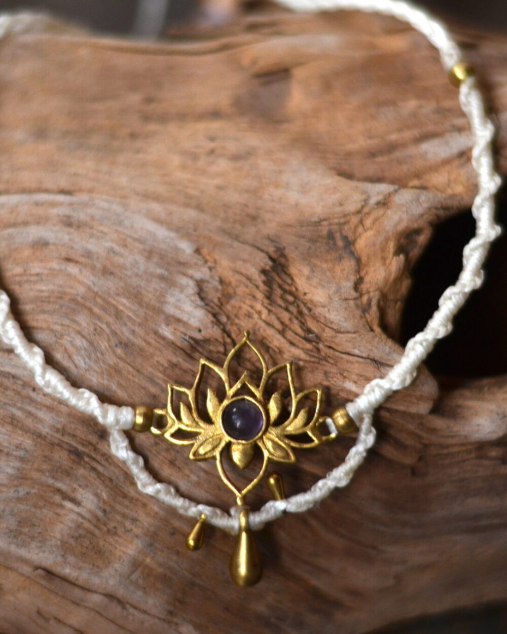 Erwecke deine innere Ruhe und Harmonie mit dieser handgefertigten Makramee Kette, die sich perfekt als Choker oder zarte Tiara tragen lässt. Der faszinierende Lotus-Anhänger aus Messing symbolisiert Reinheit, Erleuchtung und spirituelles Wachstum – Werte, die du in deiner Yoga-Praxis und deinem täglichen Leben verkörpern kannst. Die Kette besteht aus hochwertigem, gewachstem Makramee-Garn, das sich angenehm auf der Haut anfühlt und gleichzeitig robust ist. Mit ihrer anpassbaren Länge kannst du sie bequem um deinen Hals tragen oder als wunderschöne Tiara im Haar tragen – ein Accessoire, das deinem Look eine ganz besondere, spirituelle Note verleiht.