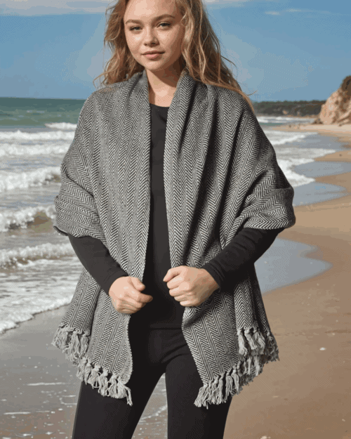 boho-chic-kleidung-schal-grau