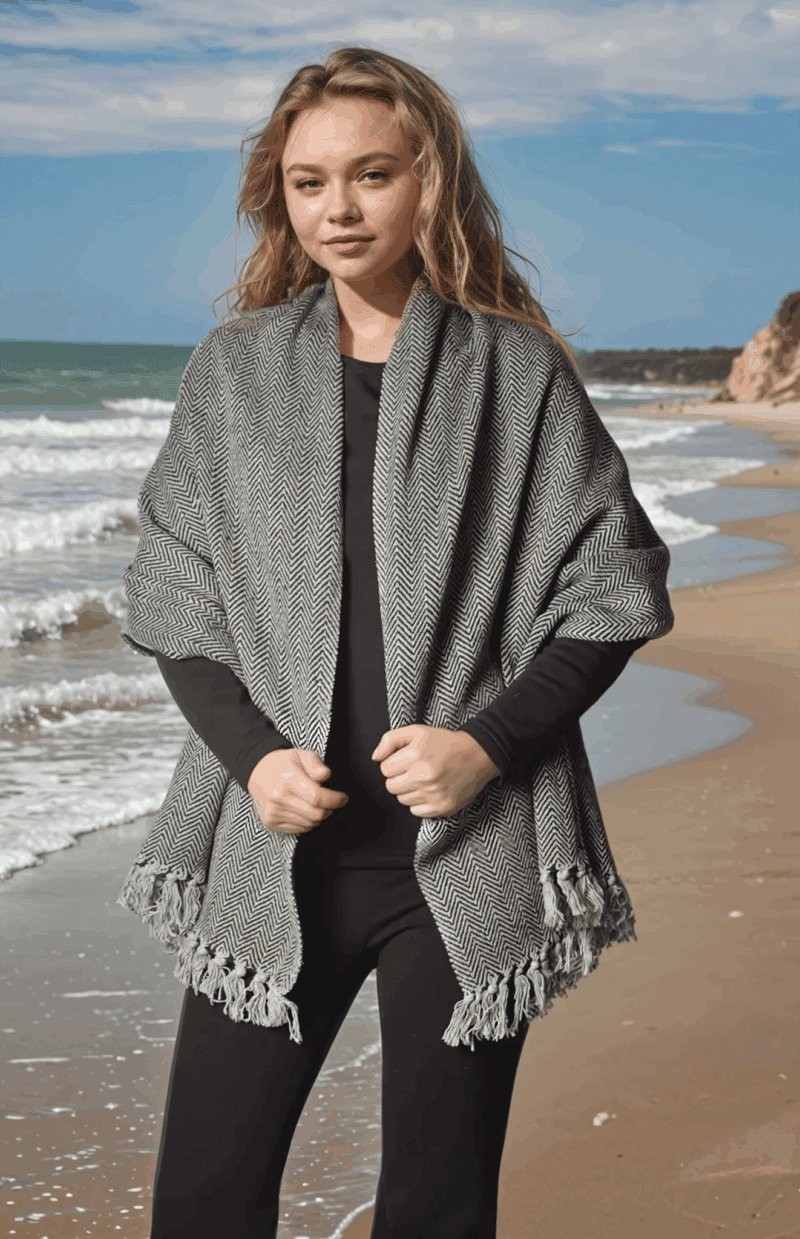 boho-chic-kleidung-schal-grau