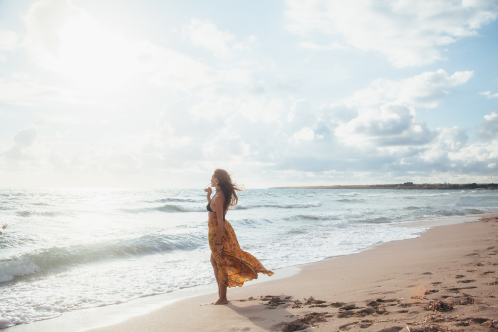boho-kleidung-am-strand