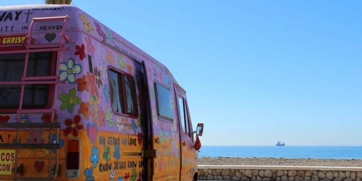 hippie-van-bunt-am-meer