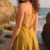 rueckenfreies-kleid-erdfarben