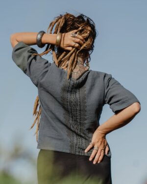 blaues-oberteil-blockprint-muster