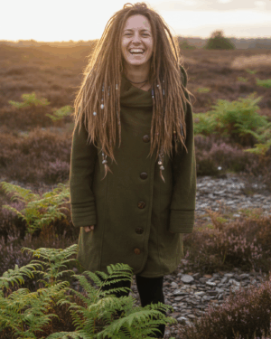 fleece-mantel-mit-hoodie