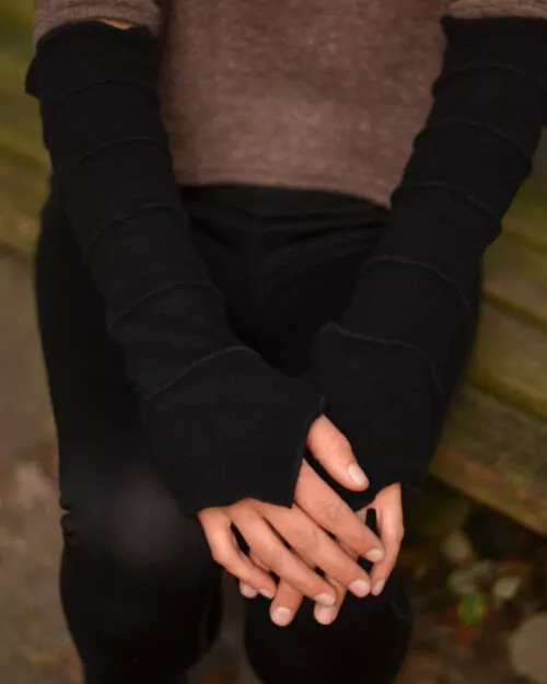 fleece-stulpen-fairtrade-schwarz