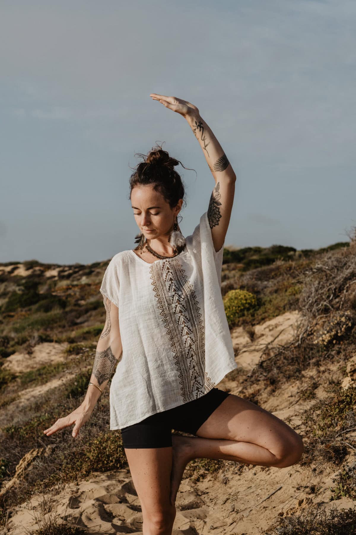 hippie-chic-kleidung-tunika-weiss-gemustert