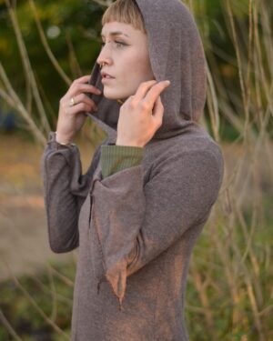 kleid-mit-kapuze-erdfarben