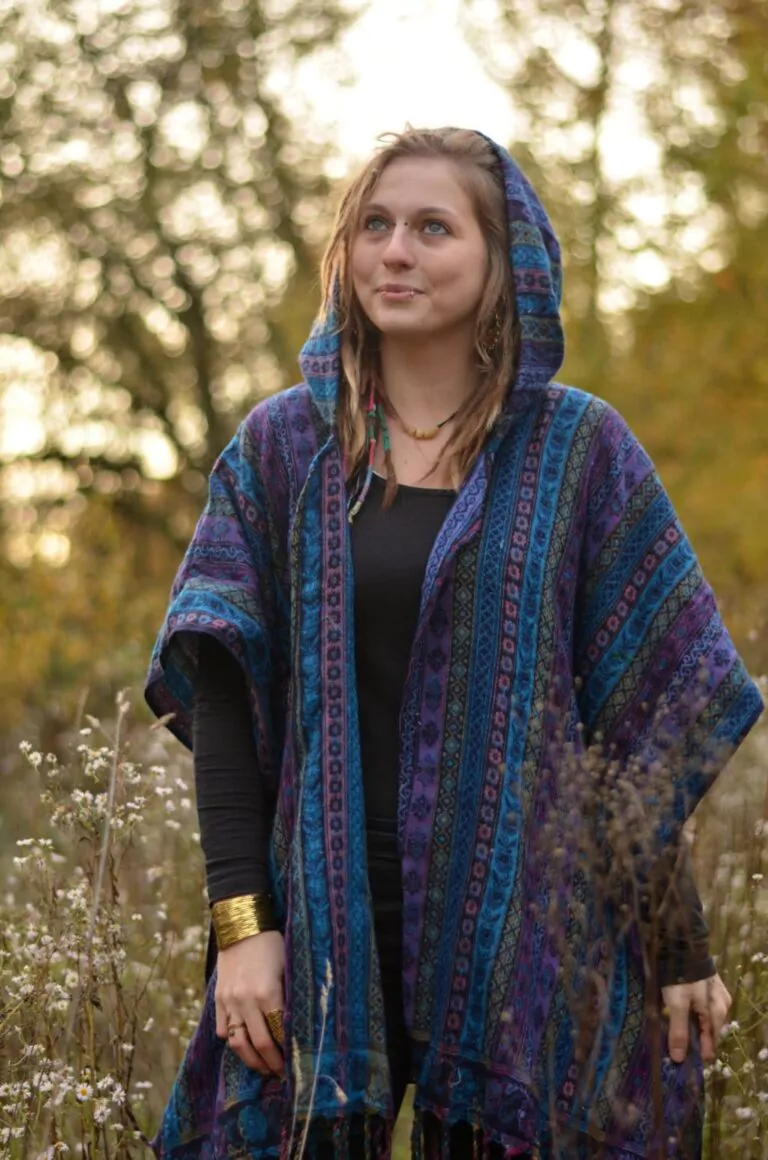 poncho-mantel-mit-kapuze-hippie-kleidung