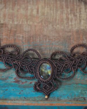 makrame-kette-mit-labodradith-stein