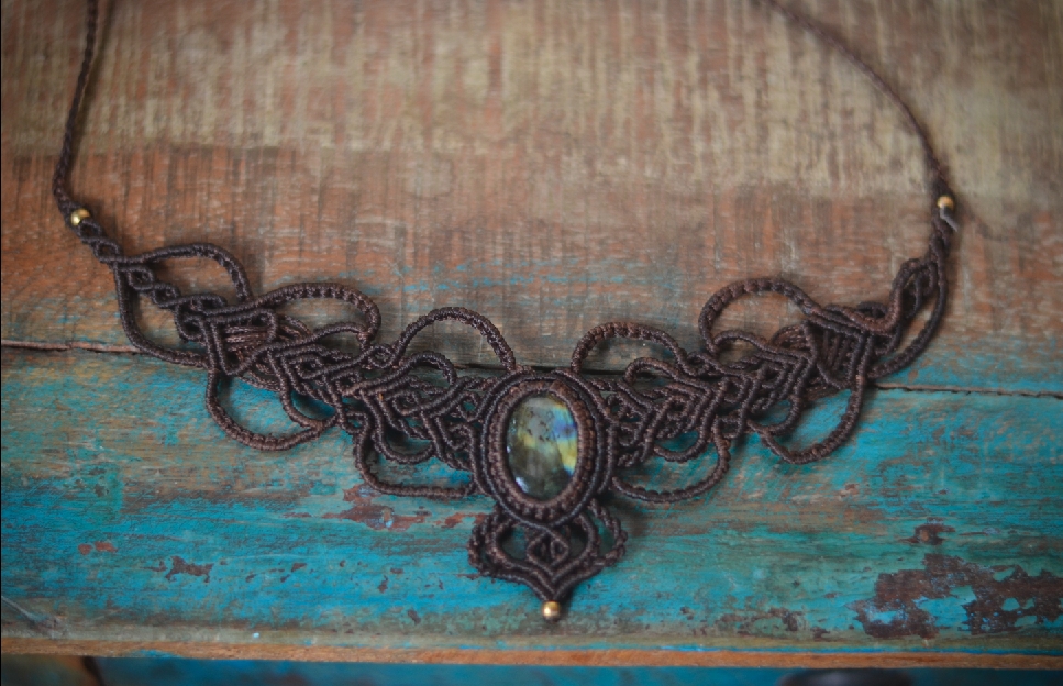 makrame-kette-mit-labodradith-stein