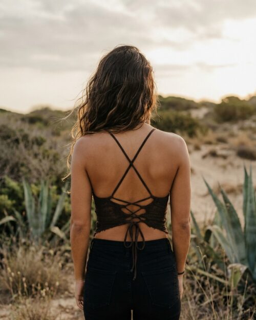 rueckenfreies-schnuer-top-alternative-kleidung